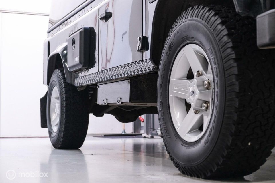 Land Rover Defender 2.4 TD 110 | Airco | BTW auto | Origineel NL | SVX | NAP | Commercial | ASS stoelen | Trekhaak | 60th anniversary | X Tech |