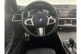 BMW 3-serie 320e Touring X-Drive M-Sport Automaat 238PK Sfeer Pano Clima LED Cruise Camera Carplay Navi Trekhaak Virtual Stoelverwarming  PDC