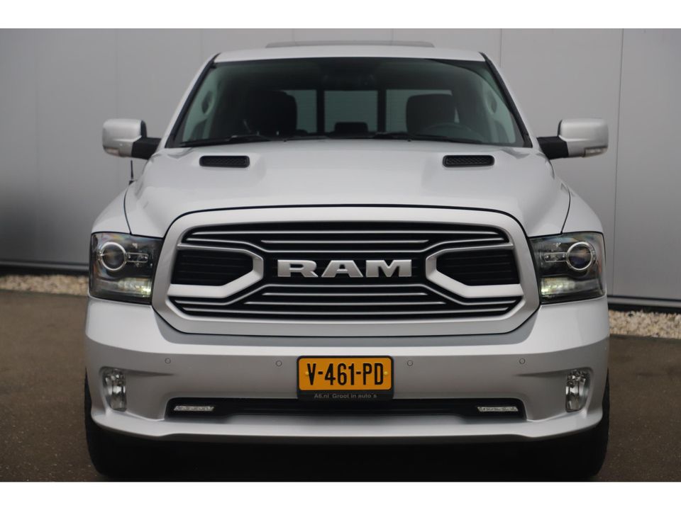 Dodge Ram 1500 5.7 V8 4x4 Quad Cab 6'4 Laramie Silver / Black Trekhaak Schuifdak Leder Alpine Sound 20 inch LMV Stuur & Stoelverwarming 3500KG Trekgewicht