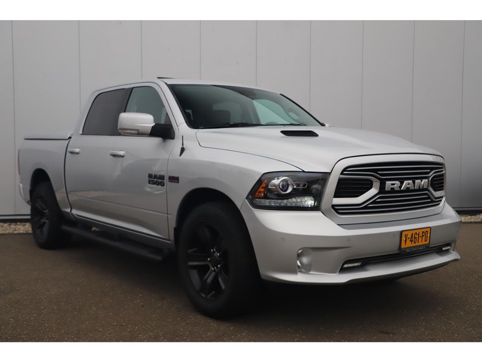 Dodge Ram 1500 5.7 V8 4x4 Quad Cab 6'4 Laramie Silver / Black Trekhaak Schuifdak Leder Alpine Sound 20 inch LMV Stuur & Stoelverwarming 3500KG Trekgewicht