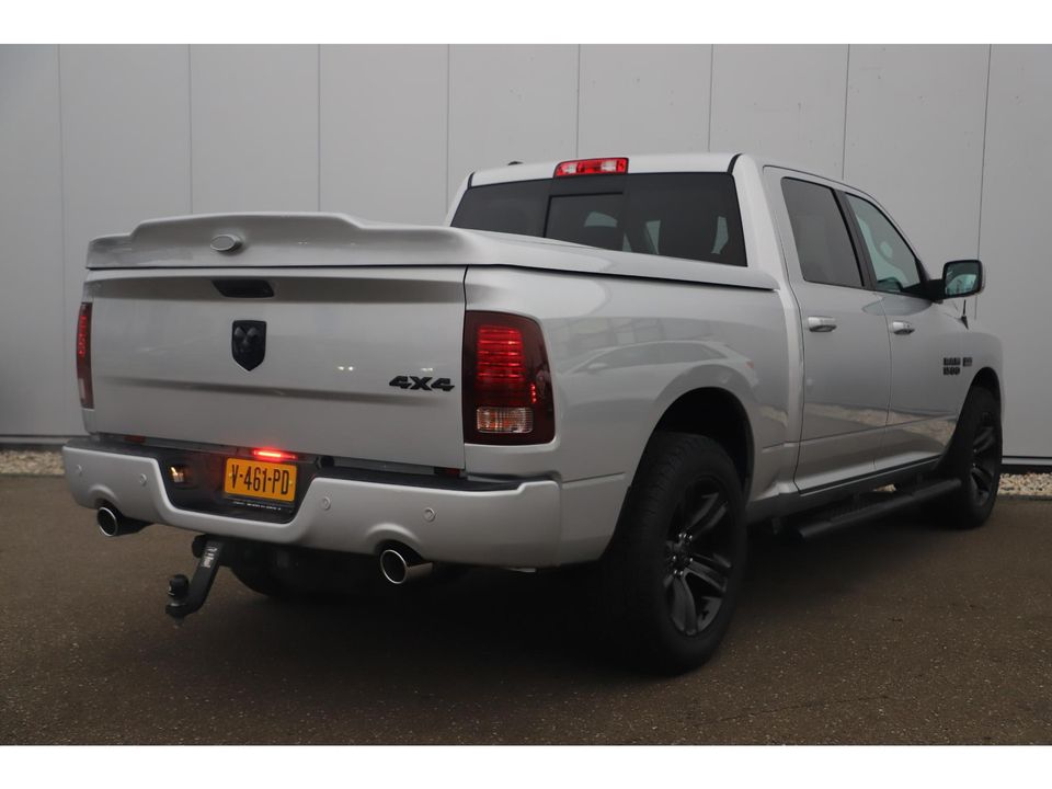 Dodge Ram 1500 5.7 V8 4x4 Quad Cab 6'4 Laramie Silver / Black Trekhaak Schuifdak Leder Alpine Sound 20 inch LMV Stuur & Stoelverwarming 3500KG Trekgewicht