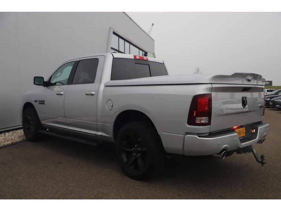 Dodge Ram 1500 5.7 V8 4x4 Quad Cab 6'4 Laramie Silver / Black Trekhaak Schuifdak Leder Alpine Sound 20 inch LMV Stuur & Stoelverwarming 3500KG Trekgewicht