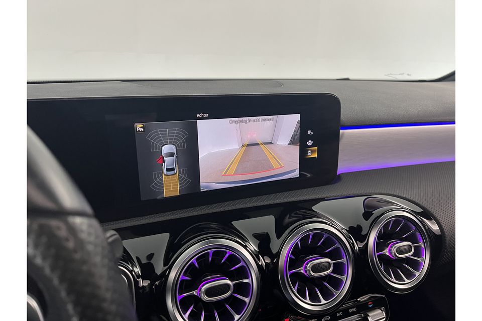 Mercedes-Benz A-Klasse 180 Business Solution AMG Automaat Pano Sfeerverl. Camera Clima LED Cruise Carplay Virtual Stoelverwarming Navi DAB+ 18"LMV