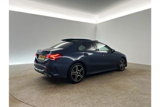 Mercedes-Benz A-Klasse 180 Business Solution AMG Automaat Pano Sfeerverl. Camera Clima LED Cruise Carplay Virtual Stoelverwarming Navi DAB+ 18"LMV