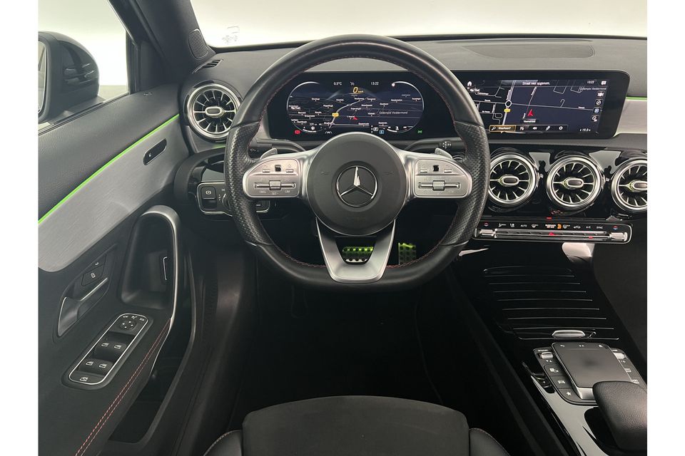 Mercedes-Benz A-Klasse 180 Business Solution AMG Automaat Pano Sfeerverl. Camera Clima LED Cruise Carplay Virtual Stoelverwarming Navi DAB+ 18"LMV