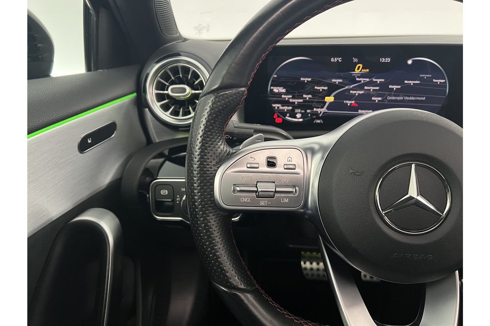 Mercedes-Benz A-Klasse 180 Business Solution AMG Automaat Pano Sfeerverl. Camera Clima LED Cruise Carplay Virtual Stoelverwarming Navi DAB+ 18"LMV