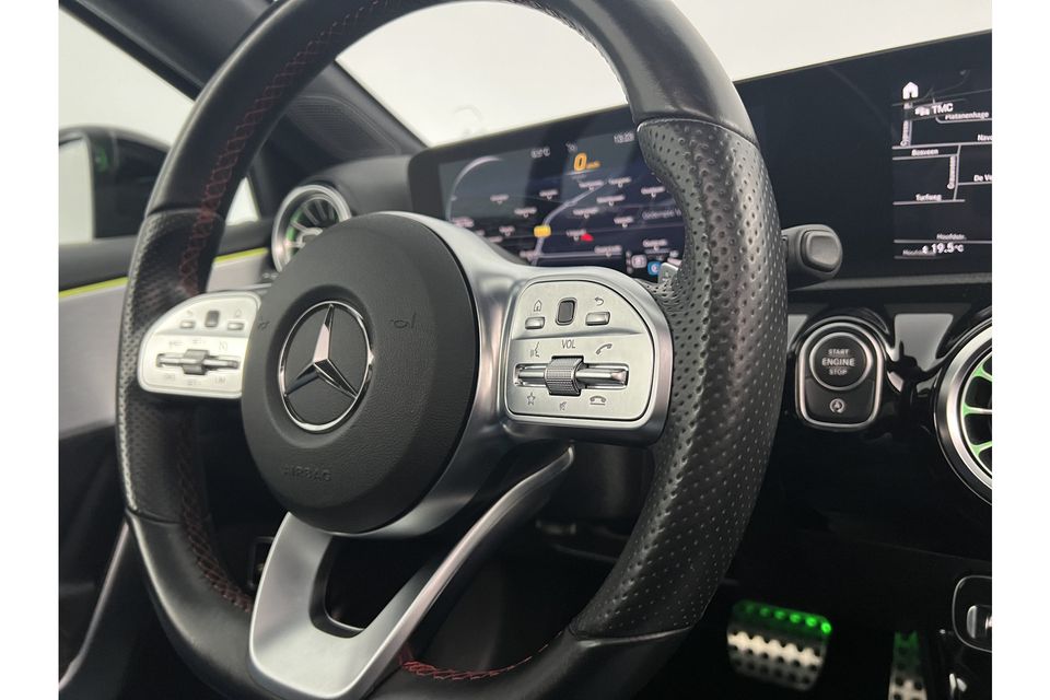 Mercedes-Benz A-Klasse 180 Business Solution AMG Automaat Pano Sfeerverl. Camera Clima LED Cruise Carplay Virtual Stoelverwarming Navi DAB+ 18"LMV