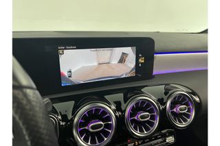 Mercedes-Benz A-Klasse 180 Business Solution AMG Automaat Pano Sfeerverl. Camera Clima LED Cruise Carplay Virtual Stoelverwarming Navi DAB+ 18"LMV