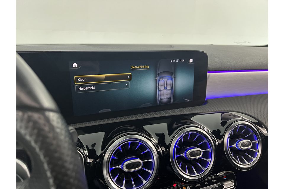 Mercedes-Benz A-Klasse 180 Business Solution AMG Automaat Pano Sfeerverl. Camera Clima LED Cruise Carplay Virtual Stoelverwarming Navi DAB+ 18"LMV