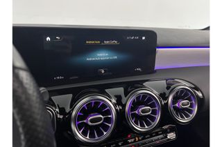 Mercedes-Benz A-Klasse 180 Business Solution AMG Automaat Pano Sfeerverl. Camera Clima LED Cruise Carplay Virtual Stoelverwarming Navi DAB+ 18"LMV