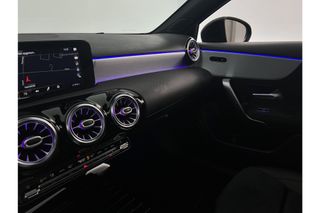 Mercedes-Benz A-Klasse 180 Business Solution AMG Automaat Pano Sfeerverl. Camera Clima LED Cruise Carplay Virtual Stoelverwarming Navi DAB+ 18"LMV