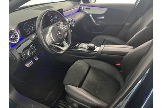 Mercedes-Benz A-Klasse 180 Business Solution AMG Automaat Pano Sfeerverl. Camera Clima LED Cruise Carplay Virtual Stoelverwarming Navi DAB+ 18"LMV