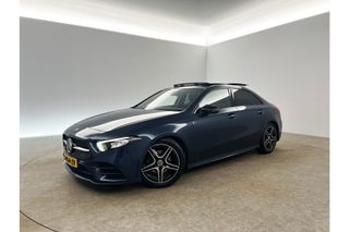 Mercedes-Benz A-Klasse 180 Business Solution AMG Automaat Pano Sfeerverl. Camera Clima LED Cruise Carplay Virtual Stoelverwarming Navi DAB+ 18"LMV