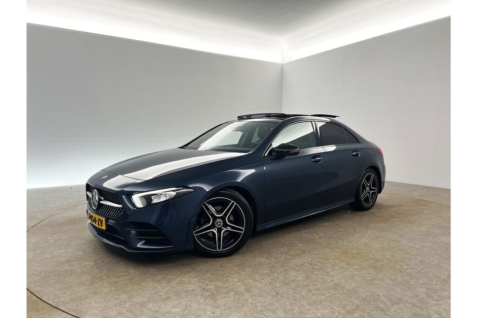 Mercedes-Benz A-Klasse 180 Business Solution AMG Automaat Pano Sfeerverl. Camera Clima LED Cruise Carplay Virtual Stoelverwarming Navi DAB+ 18"LMV