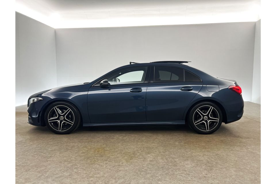 Mercedes-Benz A-Klasse 180 Business Solution AMG Automaat Pano Sfeerverl. Camera Clima LED Cruise Carplay Virtual Stoelverwarming Navi DAB+ 18"LMV