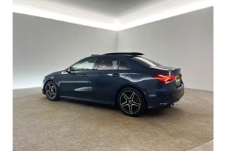 Mercedes-Benz A-Klasse 180 Business Solution AMG Automaat Pano Sfeerverl. Camera Clima LED Cruise Carplay Virtual Stoelverwarming Navi DAB+ 18"LMV