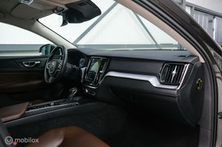 Volvo V60 2.0 D3 Momentum | stoel + stuur verwarming | trekhaak | leder | LED | Pine Grey | NL auto NAP | automaat | Dealer oh | VC | Navi