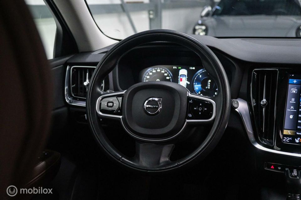 Volvo V60 2.0 D3 Momentum | stoel + stuur verwarming | trekhaak | leder | LED | Pine Grey | NL auto NAP | automaat | Dealer oh | VC | Navi