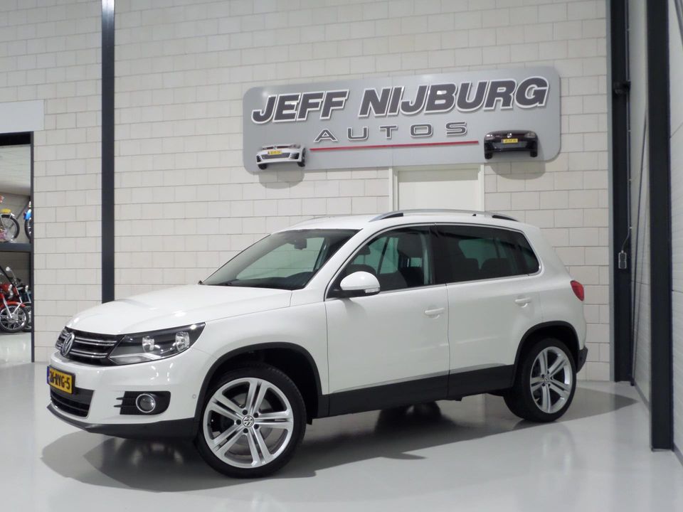 Volkswagen Tiguan 1.4 TSI Sport&Style "Origineel NL!" Trekhaak Leer 19"Velgen Stoelverwarming Bluetooth Navigatie Parkeersensoren