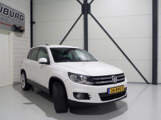 Volkswagen Tiguan 1.4 TSI Sport&Style "Origineel NL!" Trekhaak Leer 19"Velgen Stoelverwarming Bluetooth Navigatie Parkeersensoren