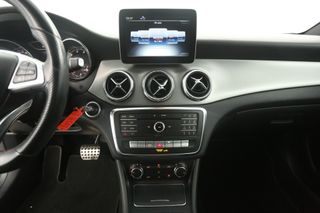 Mercedes-Benz CLA-Klasse 180 Business Solution AMG Automaat Airco Cruise Camera LED Navi PDC Stoelverwarming 18"LMV