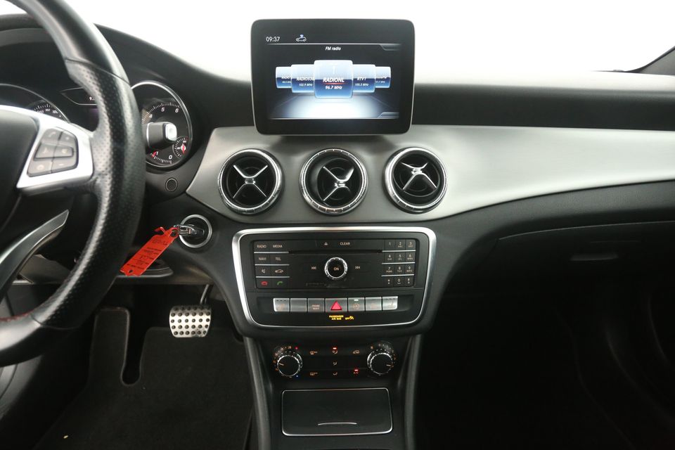 Mercedes-Benz CLA-Klasse 180 Business Solution AMG Automaat Airco Cruise Camera LED Navi PDC Stoelverwarming 18"LMV