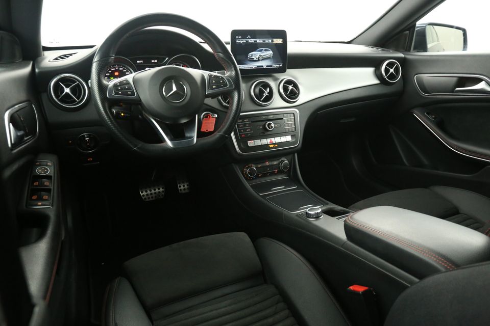 Mercedes-Benz CLA-Klasse 180 Business Solution AMG Automaat Airco Cruise Camera LED Navi PDC Stoelverwarming 18"LMV