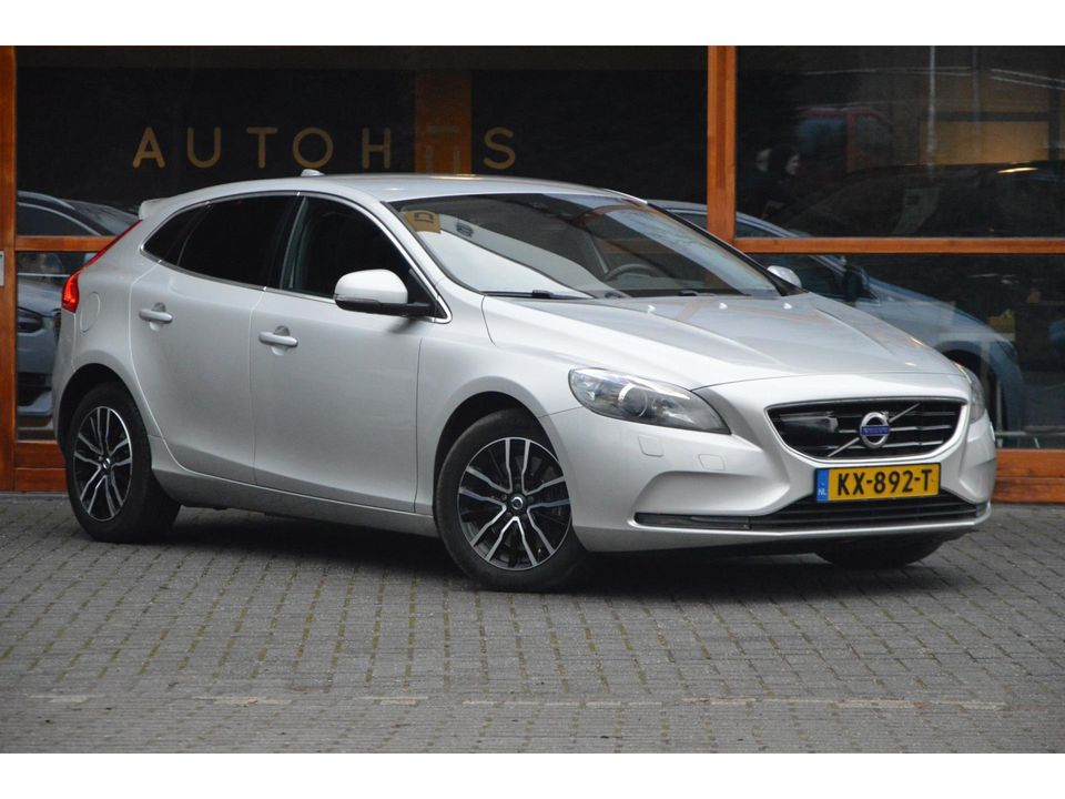 Volvo V40 D3 Automaat Momentum | Adaptive Cruise | Trekhaak | Standkachel | BLIS | Stoelverwarming | Lane assist |