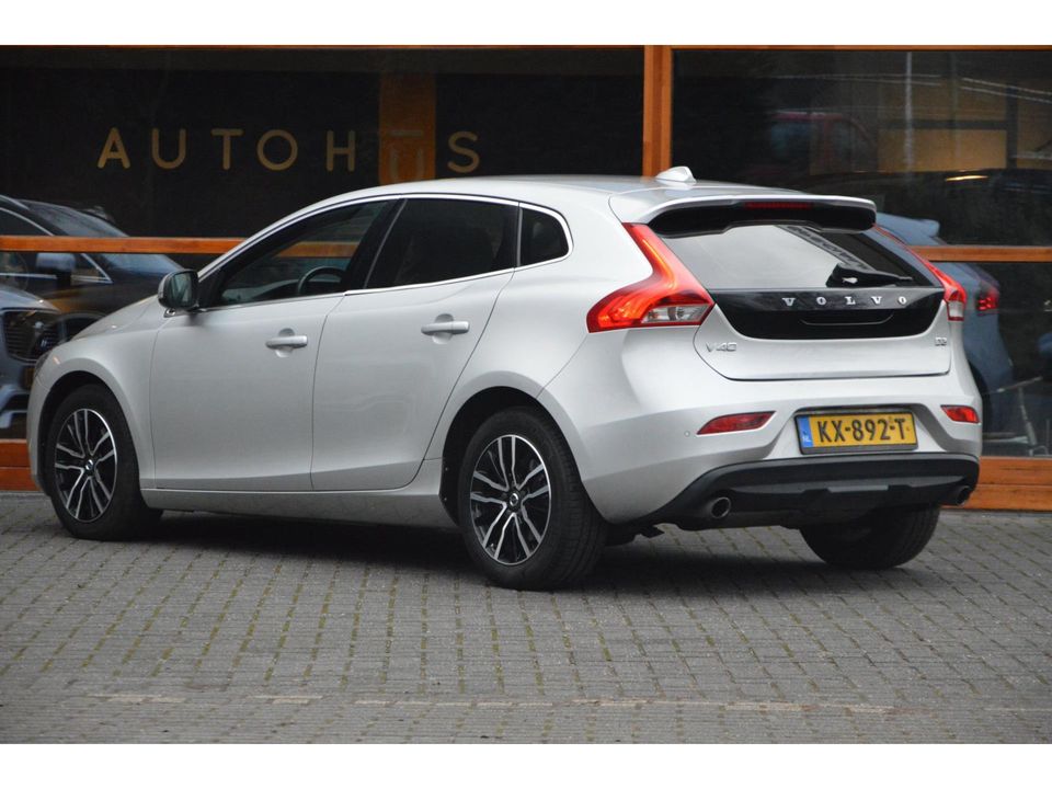 Volvo V40 D3 Automaat Momentum | Adaptive Cruise | Trekhaak | Standkachel | BLIS | Stoelverwarming | Lane assist |