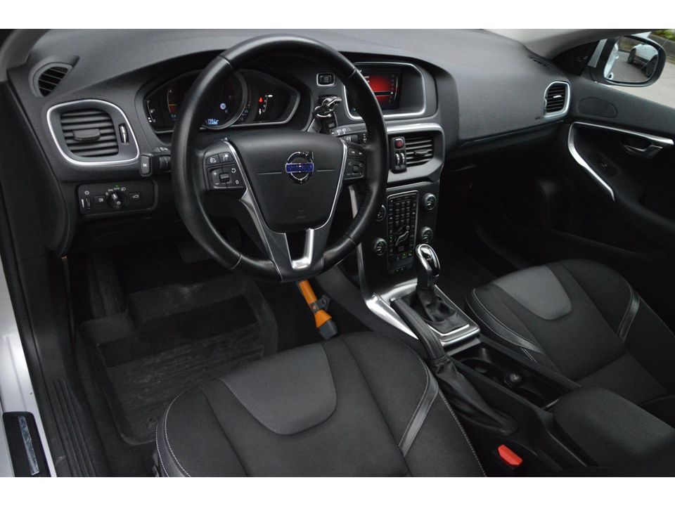 Volvo V40 D3 Automaat Momentum | Adaptive Cruise | Trekhaak | Standkachel | BLIS | Stoelverwarming | Lane assist |