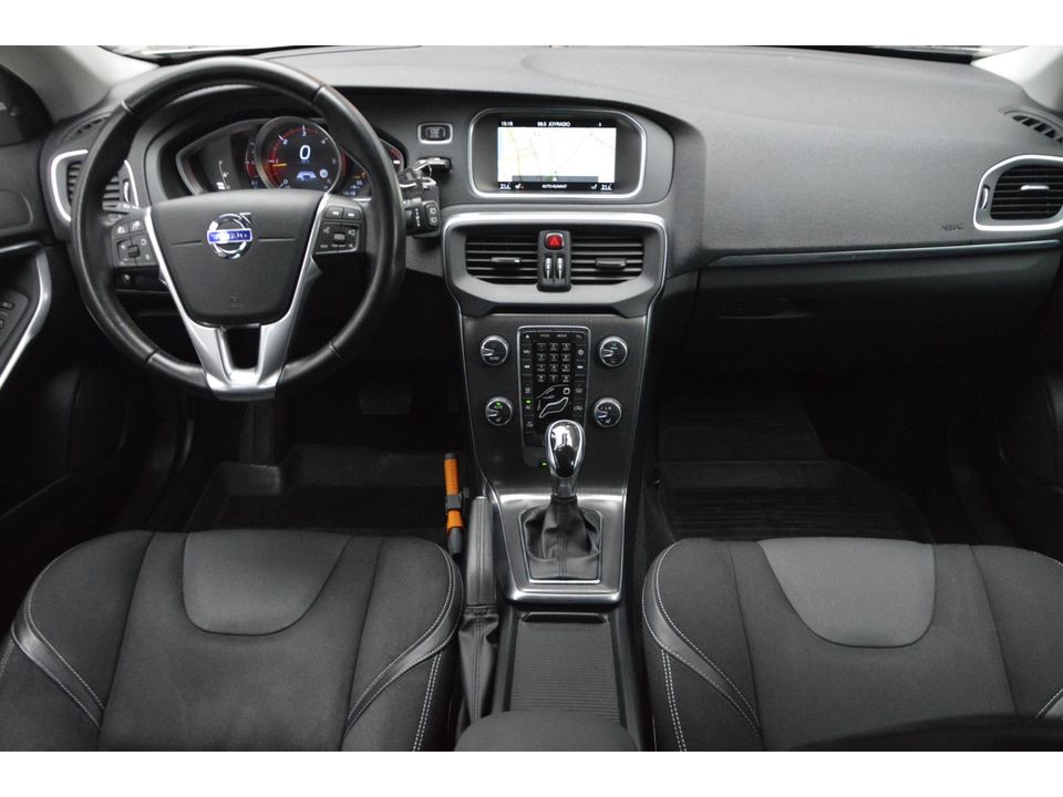 Volvo V40 D3 Automaat Momentum | Adaptive Cruise | Trekhaak | Standkachel | BLIS | Stoelverwarming | Lane assist |