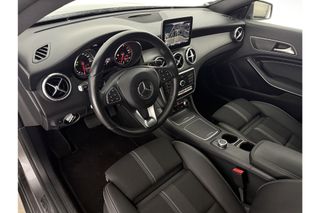 Mercedes-Benz CLA-Klasse 180 Business Solution AMG Automaat Camera LED Navi Airco Cruise Stoelverwarming Kuipstoelen 18"LMV