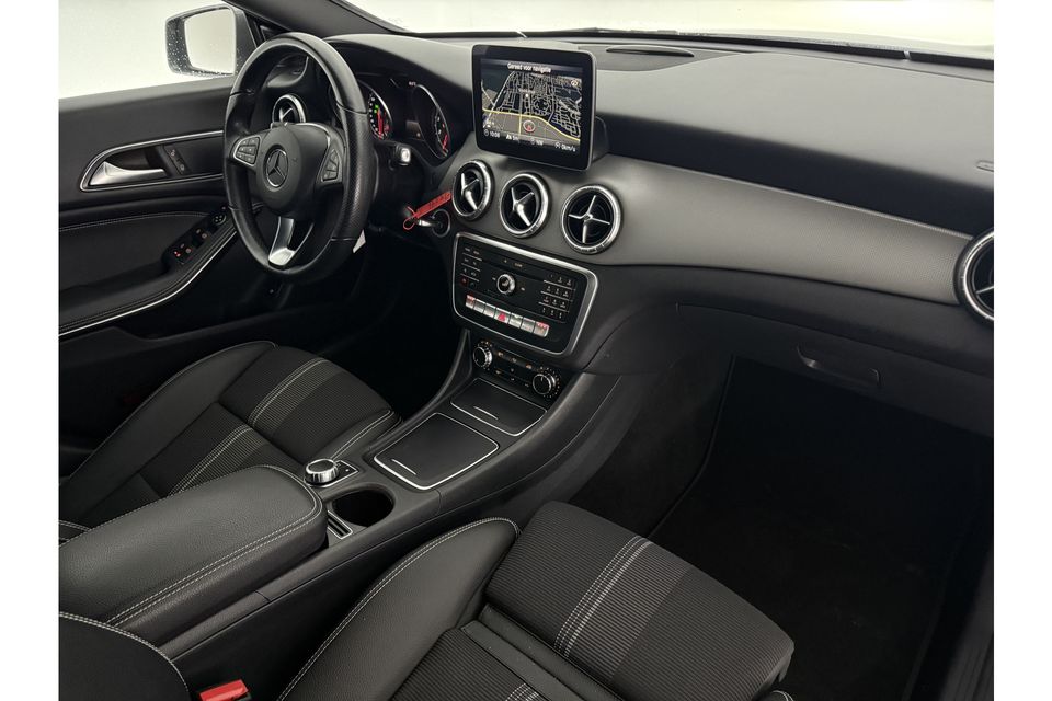 Mercedes-Benz CLA-Klasse 180 Business Solution AMG Automaat Camera LED Navi Airco Cruise Stoelverwarming Kuipstoelen 18"LMV