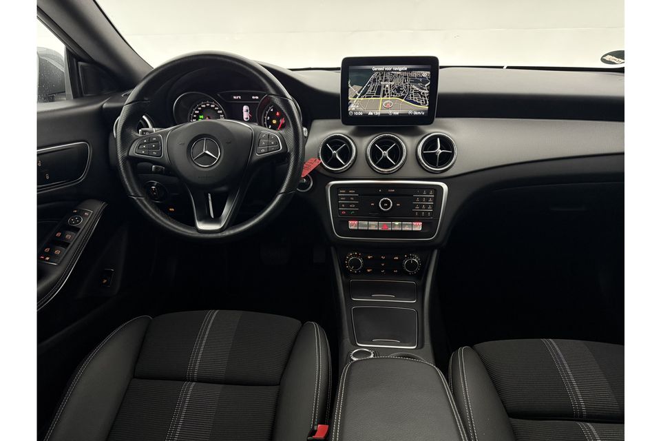 Mercedes-Benz CLA-Klasse 180 Business Solution AMG Automaat Camera LED Navi Airco Cruise Stoelverwarming Kuipstoelen 18"LMV