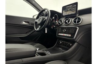 Mercedes-Benz CLA-Klasse 180 Business Solution AMG Automaat Camera LED Navi Airco Cruise Stoelverwarming Kuipstoelen 18"LMV