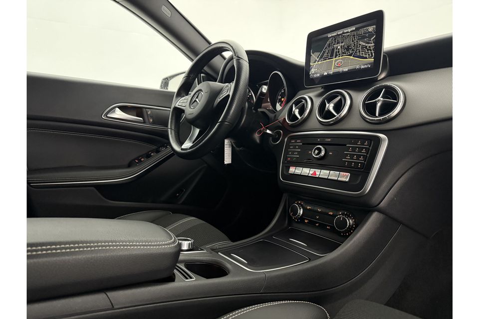 Mercedes-Benz CLA-Klasse 180 Business Solution AMG Automaat Camera LED Navi Airco Cruise Stoelverwarming Kuipstoelen 18"LMV