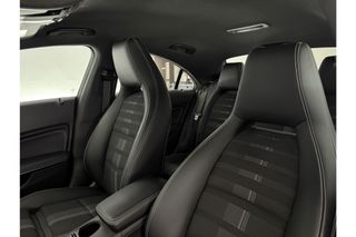 Mercedes-Benz CLA-Klasse 180 Business Solution AMG Automaat Camera LED Navi Airco Cruise Stoelverwarming Kuipstoelen 18"LMV