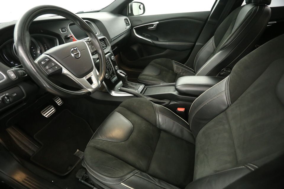 Volvo V40 1.5 T3 Polar+ R-Design 153PK Automaat Clima Camera Cruise Harman/Kardon LED Pano-View Navi PDC Stoelverwarming Trekhaak