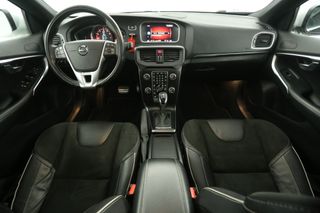 Volvo V40 1.5 T3 Polar+ R-Design 153PK Automaat Clima Camera Cruise Harman/Kardon LED Pano-View Navi PDC Stoelverwarming Trekhaak