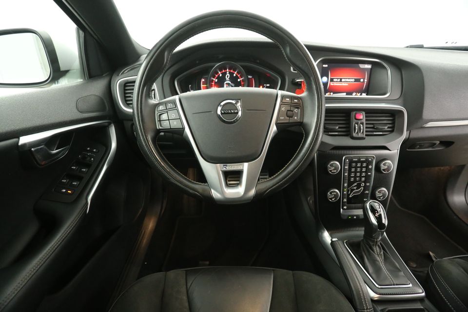 Volvo V40 1.5 T3 Polar+ R-Design 153PK Automaat Clima Camera Cruise Harman/Kardon LED Pano-View Navi PDC Stoelverwarming Trekhaak