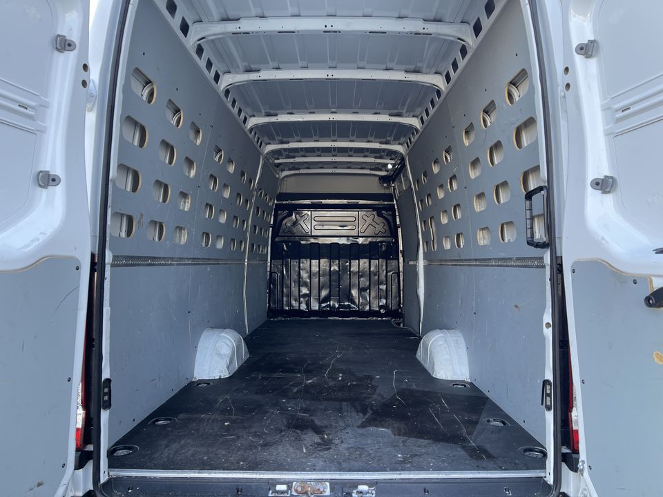 Iveco Daily 35S14V 2.3 410 L4H2 automaat / vaste prijs rijklaar € 23.950 ex btw / lease vanaf € 428 / cruise en climate control / trekhaak 3500 kg / euro 6 diesel / bpm vrij / laadruimte 475 cm lang