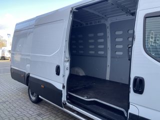 Iveco Daily 35S14V 2.3 410 L4H2 automaat / vaste prijs rijklaar € 23.950 ex btw / lease vanaf € 428 / cruise en climate control / trekhaak 3500 kg / euro 6 diesel / bpm vrij / laadruimte 475 cm lang