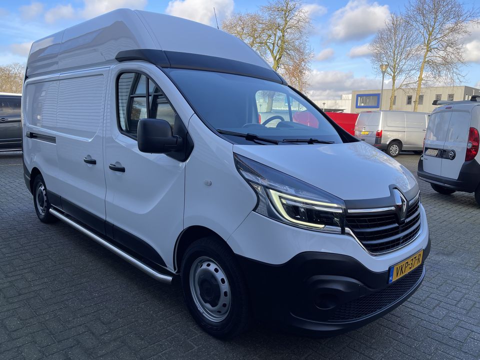 Renault Trafic 2.0 dCi 170pk T29 L2H2 Comfort / vaste prijs rijklaar € 19.950 ex btw / lease vanaf € 366 / airco / cruise / navigatie / pdc achter / trekhaak / euro 6 diesel / geschikt voor camper ombouw !