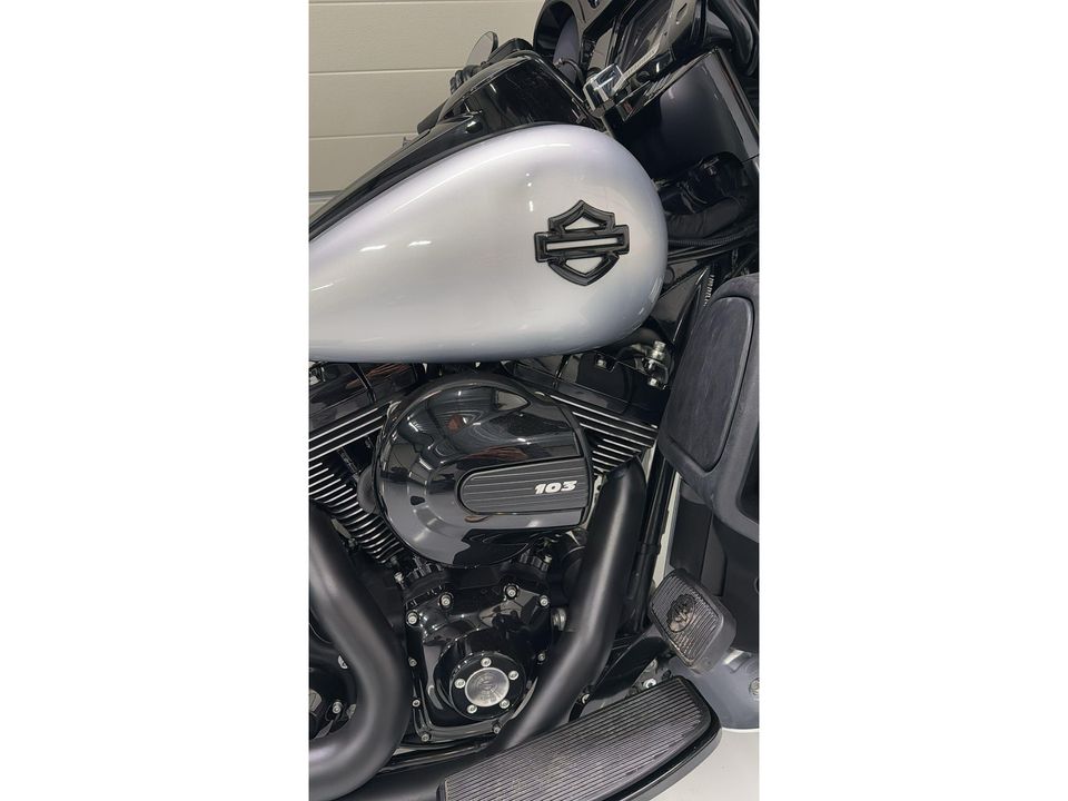 Harley Davidson 103 FLHX Streetglide Street Glide Black Out