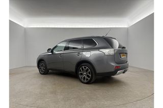 Mitsubishi Outlander 2.0 PHEV Executive Edition Automaat Camera Clima Cruise LED Navigatie 18"LMV