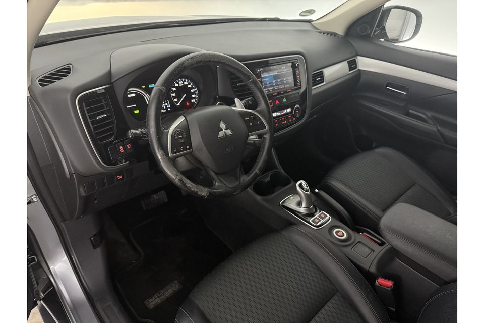 Mitsubishi Outlander 2.0 PHEV Executive Edition Automaat Camera Clima Cruise LED Navigatie 18"LMV