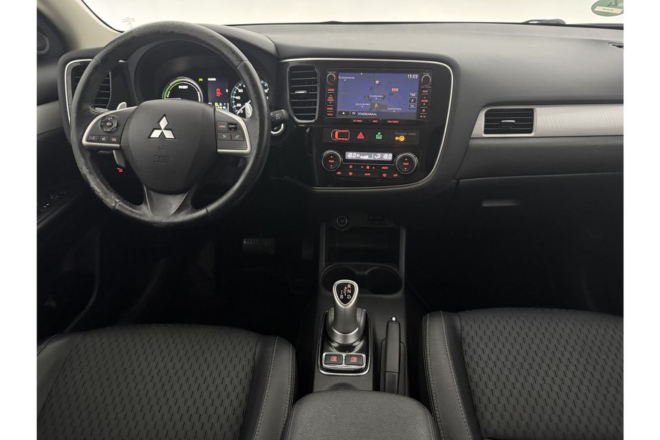 Mitsubishi Outlander 2.0 PHEV Executive Edition Automaat Camera Clima Cruise LED Navigatie 18"LMV