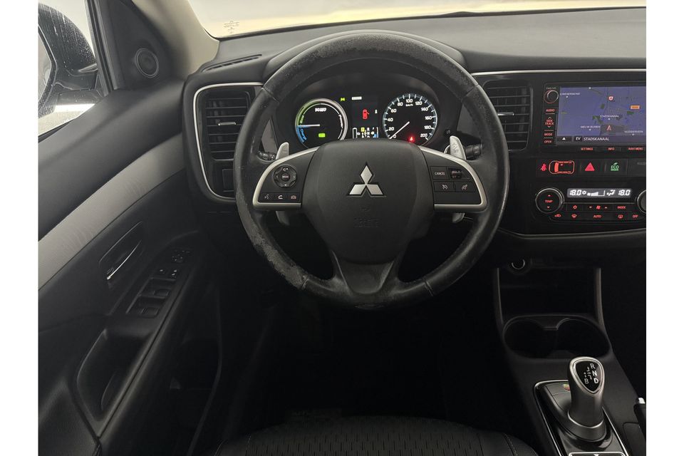 Mitsubishi Outlander 2.0 PHEV Executive Edition Automaat Camera Clima Cruise LED Navigatie 18"LMV