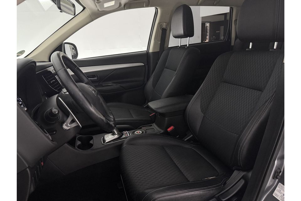 Mitsubishi Outlander 2.0 PHEV Executive Edition Automaat Camera Clima Cruise LED Navigatie 18"LMV