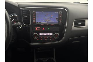 Mitsubishi Outlander 2.0 PHEV Executive Edition Automaat Camera Clima Cruise LED Navigatie 18"LMV